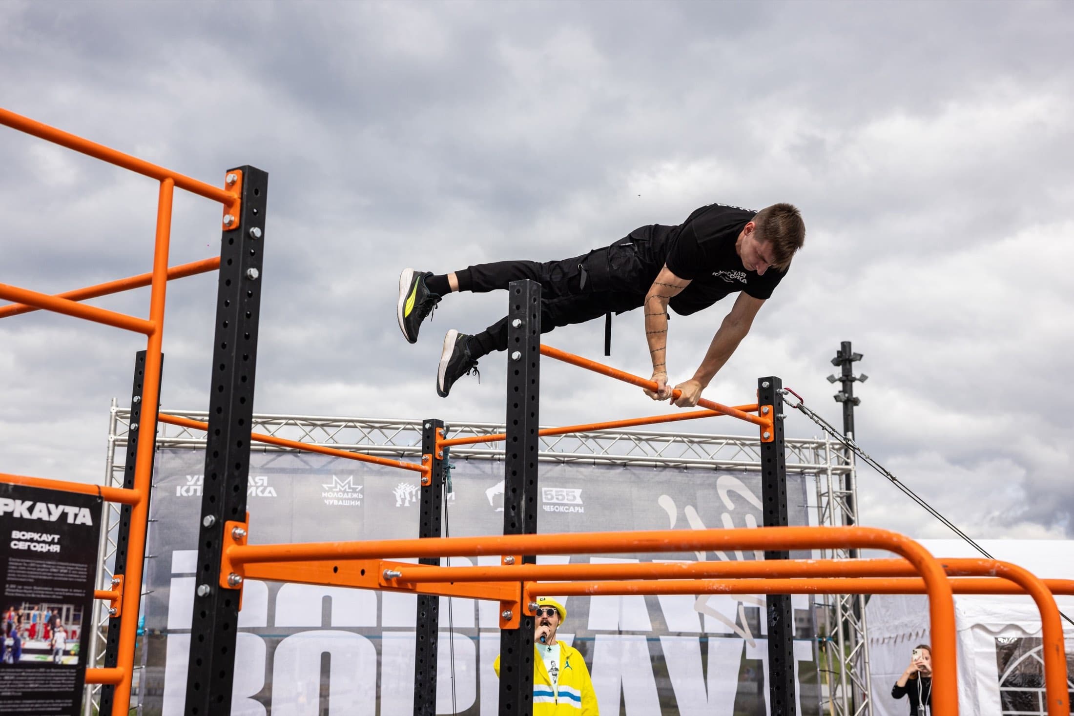 Спортивная команда на площадке